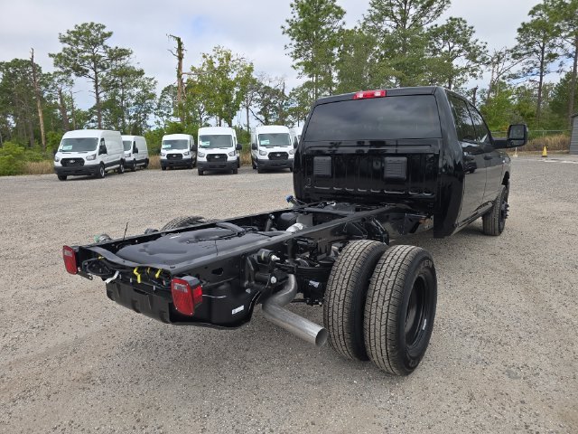 New 2026 Diamond Black Crystal Pearl-Coat Exterior Paint RAM Tradesman image 4