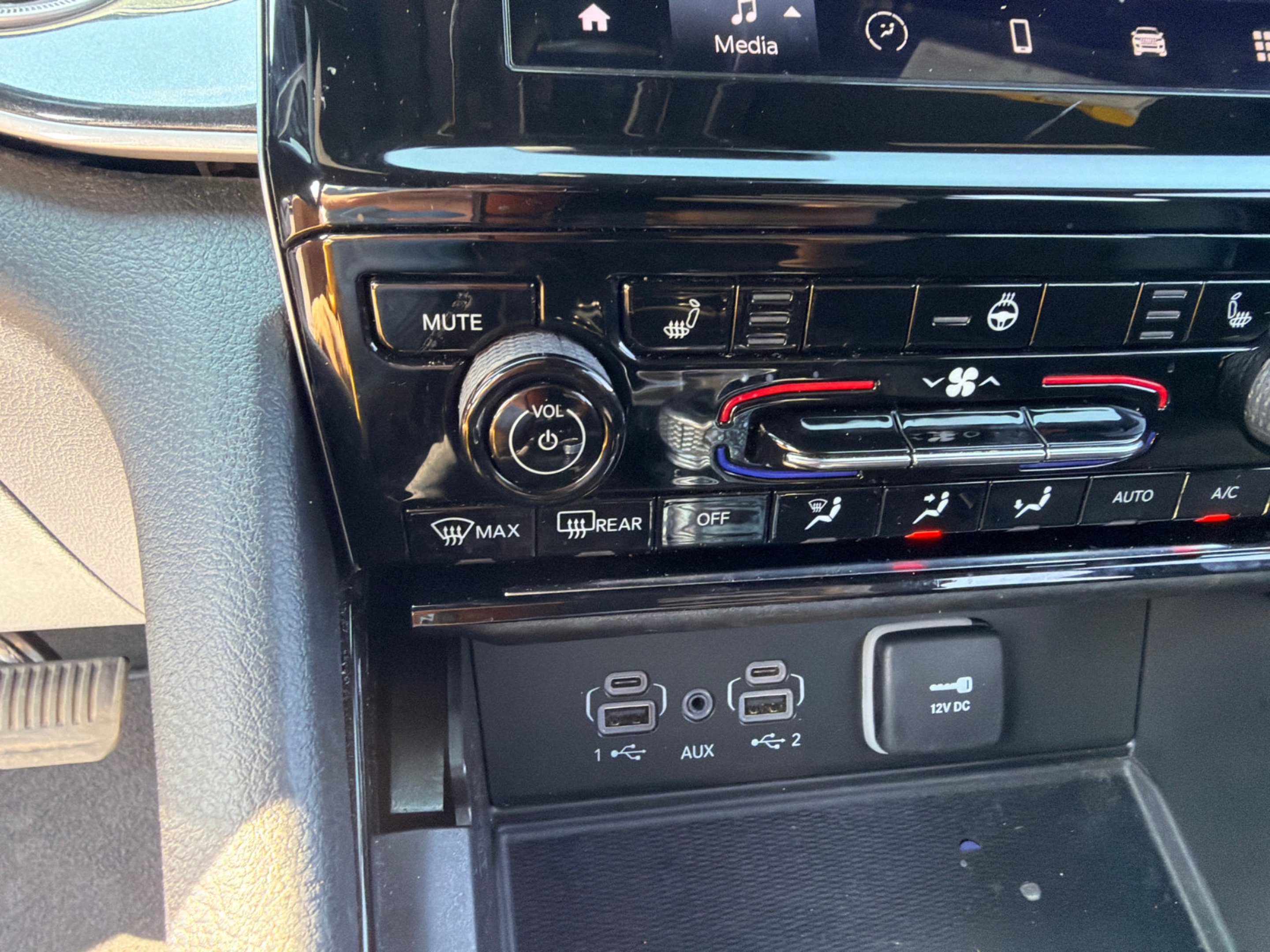 Used 2023 Diamond Black Jeep Altitude image 25