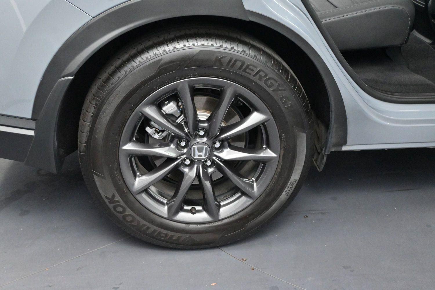 Used 2025 Gray Chrysler Select image 33