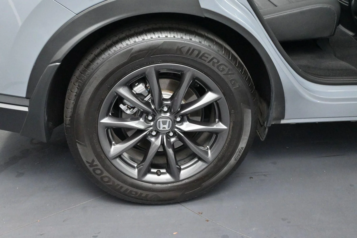 Used 2025 Gray Chrysler Select image 33