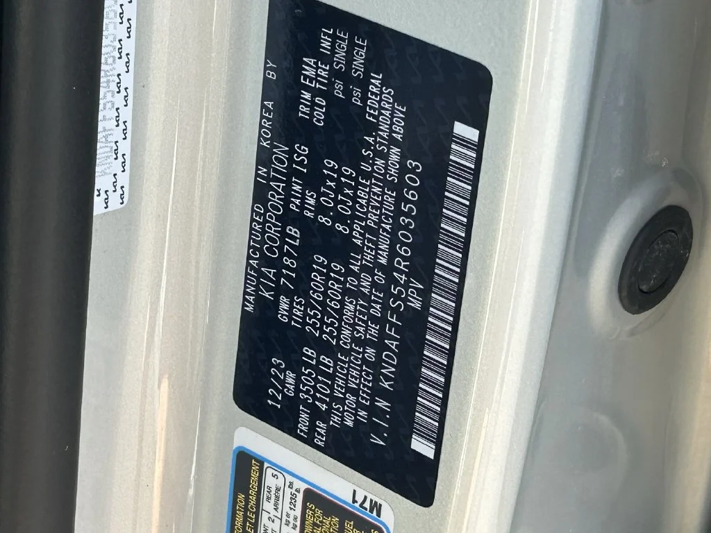 Used 2024 Ivory Kia Wind image 30