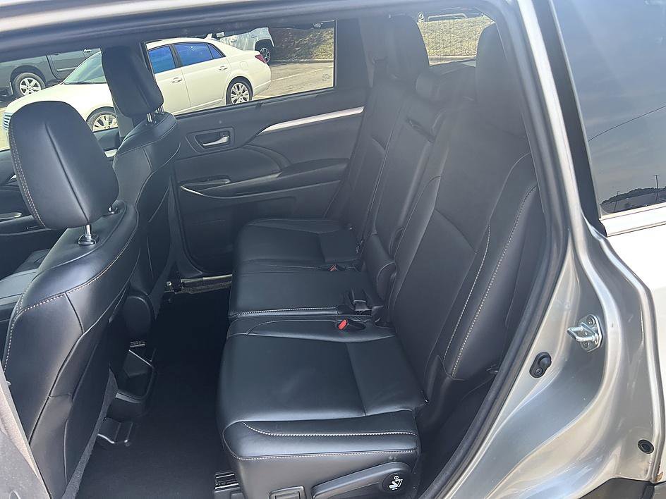 Used 2018 Celestial Silver Metallic Toyota XLE image 14