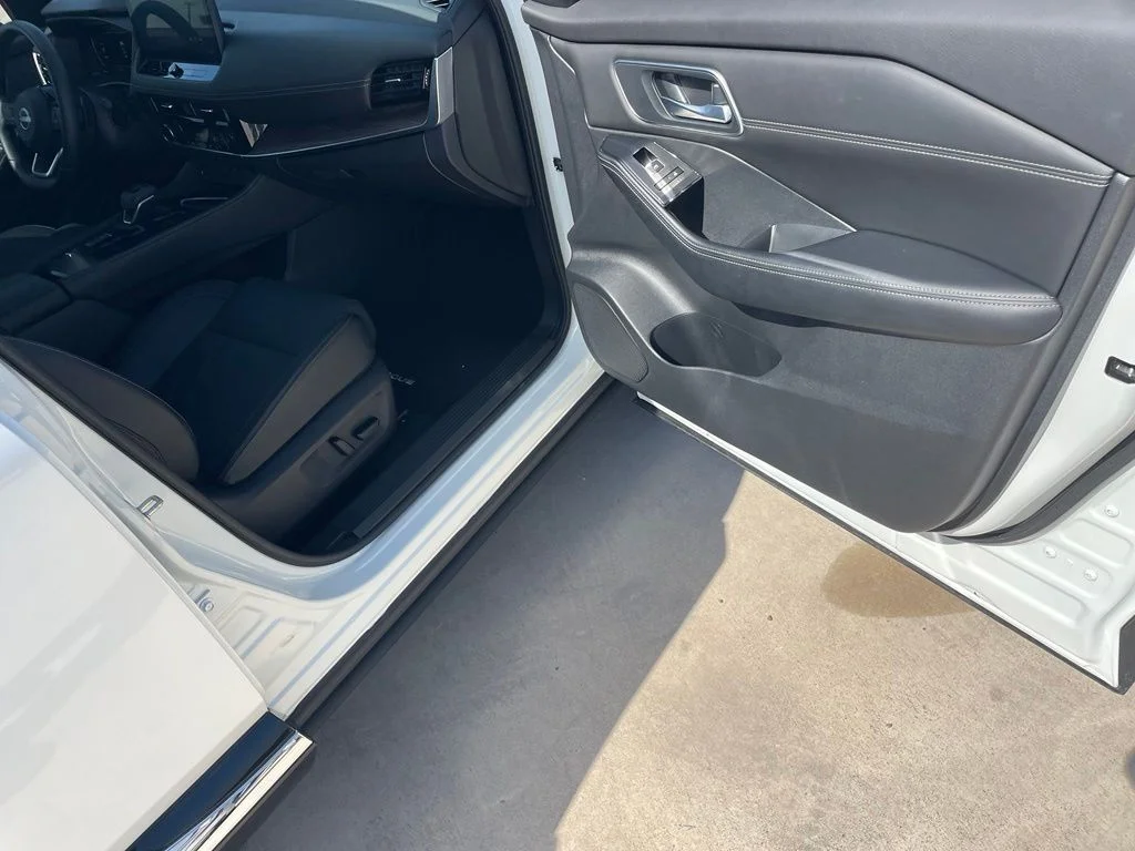 Used 2024 White Nissan Platinum image 21