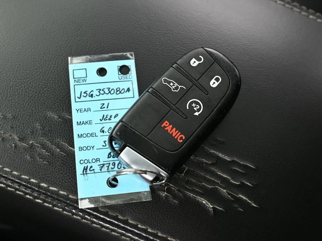 Used 2017 Diamond Black Crystal Pearlcoat Jeep Limited image 20