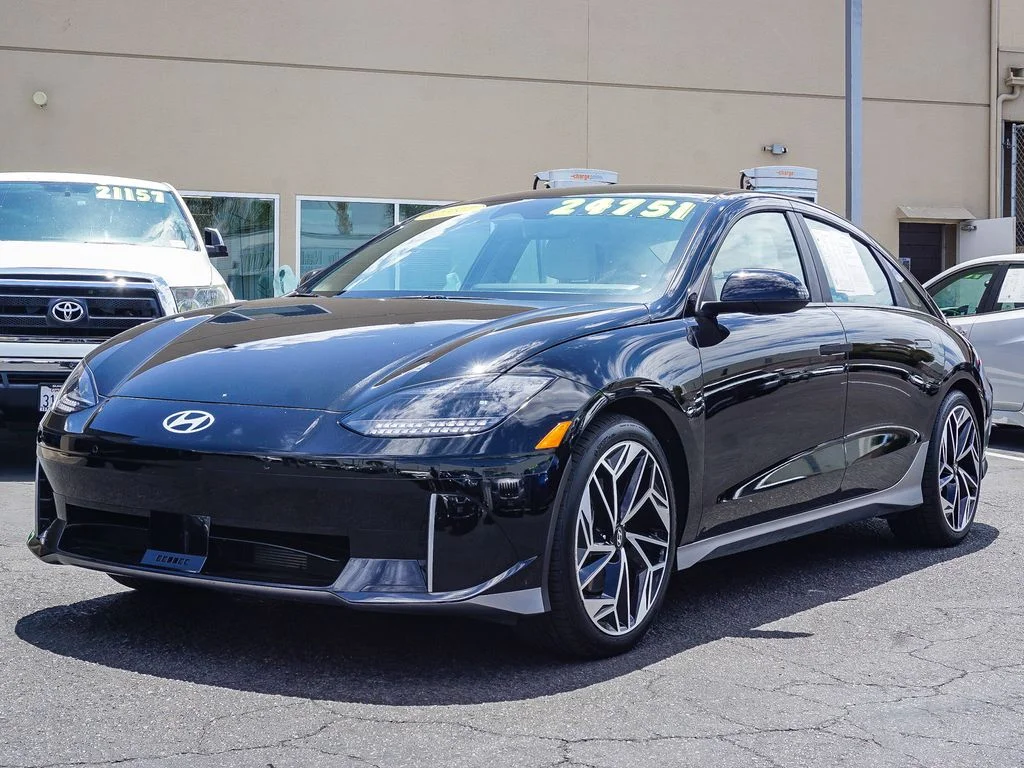 Used 2023 Black Hyundai SEL image 3