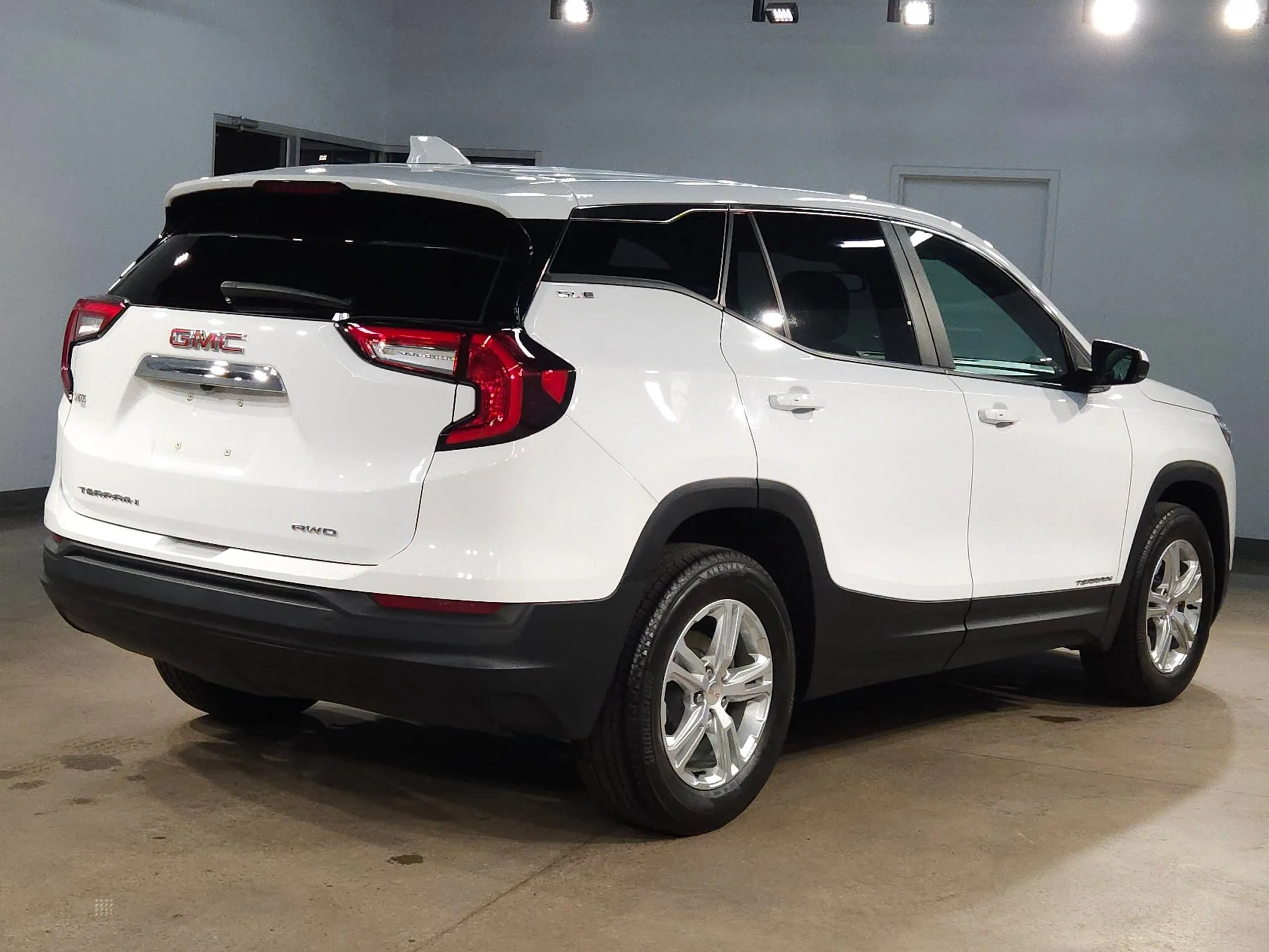 Used 2024 Summit White GMC SLE image 7