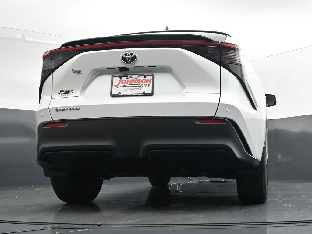 New 2026 Wind Chill Pearl <sup>1</sup> Toyota  XLE image 32