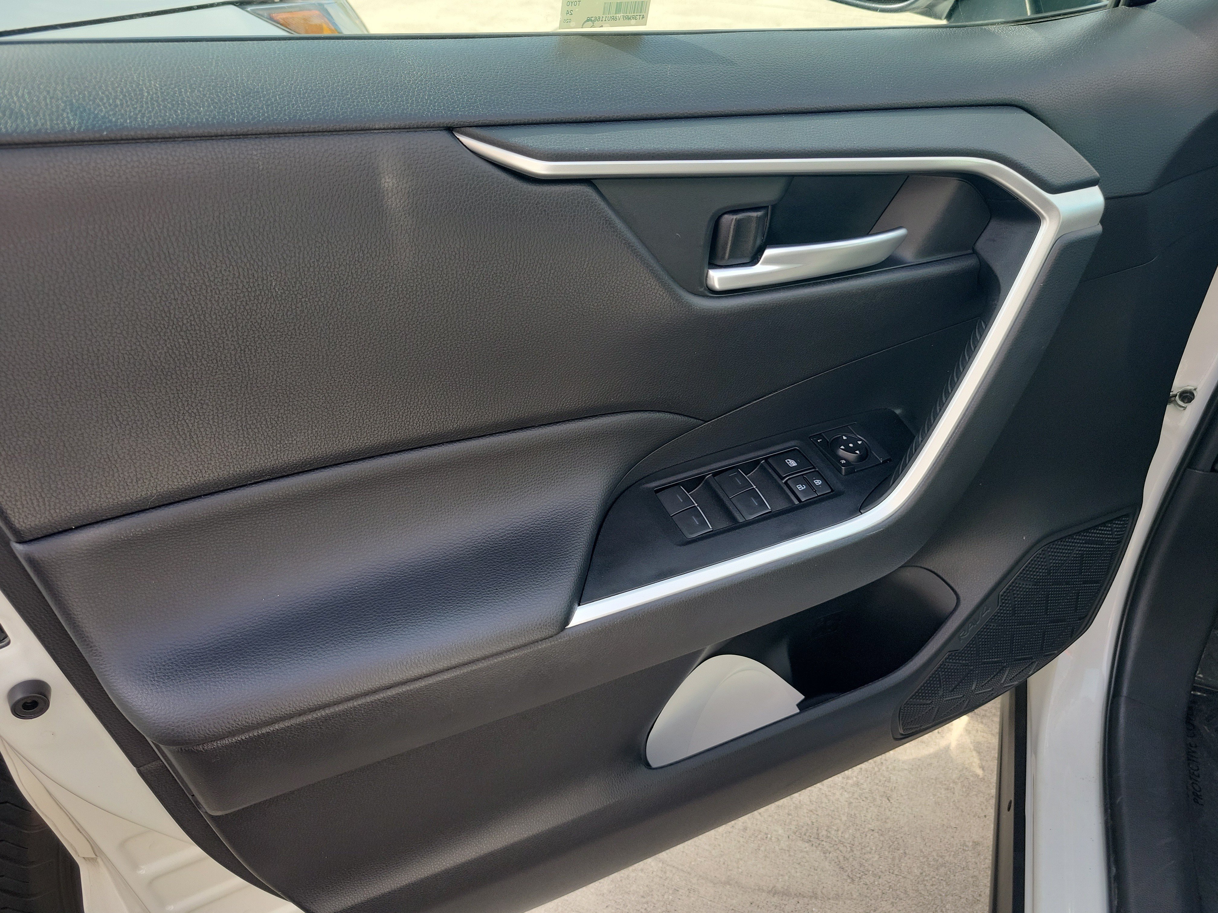 Used 2024 Ice Toyota Hybrid XLE image 20