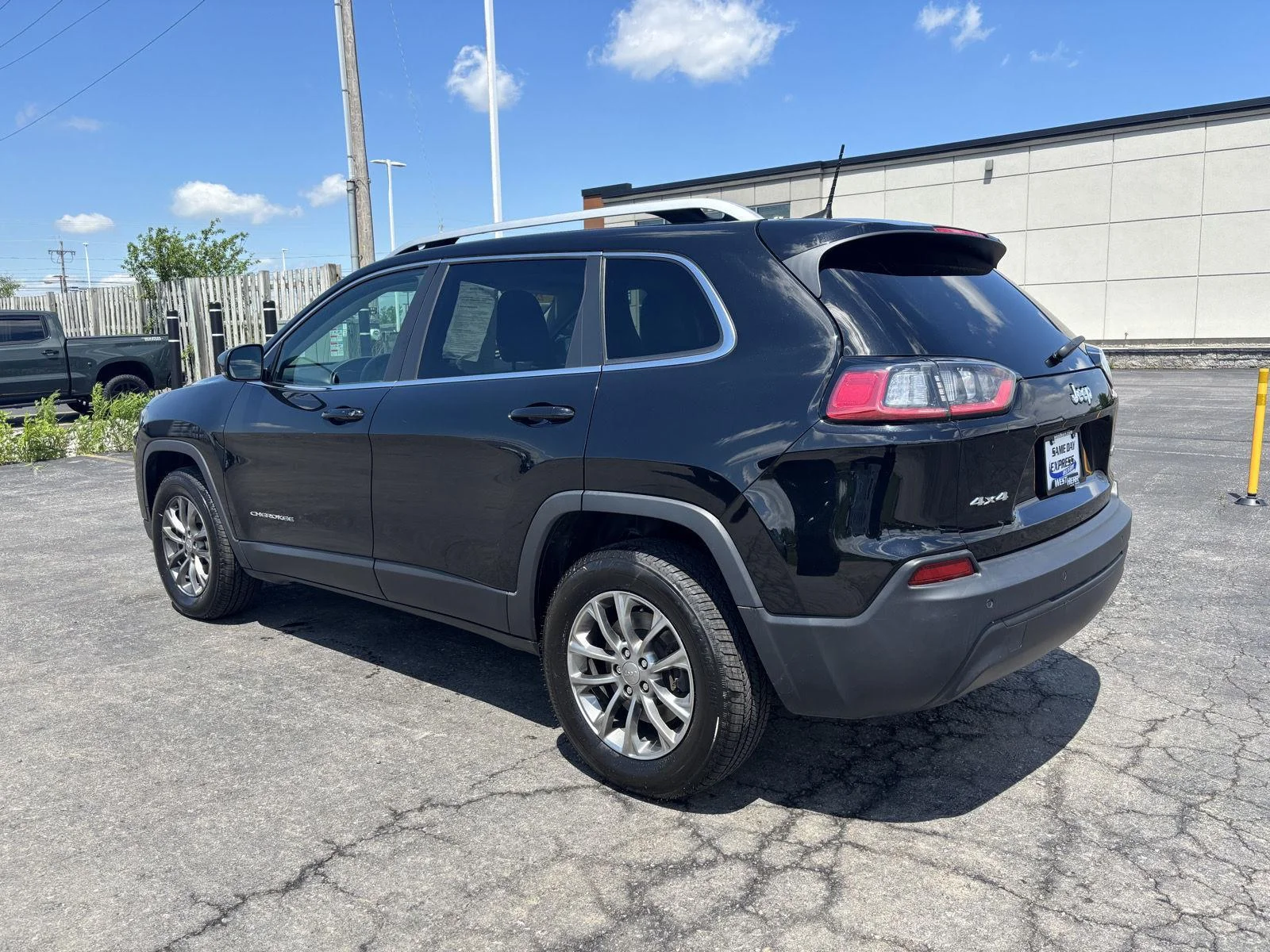 Used 2019 Diamond Black Crystal Pearlcoa Jeep Latitude Plus image 5