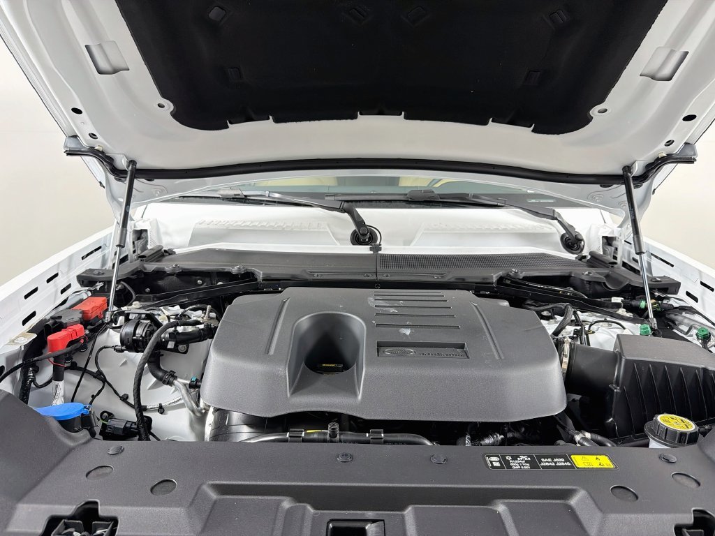 New 2026 Fuji White Land Rover X-Dynamic SE image 32
