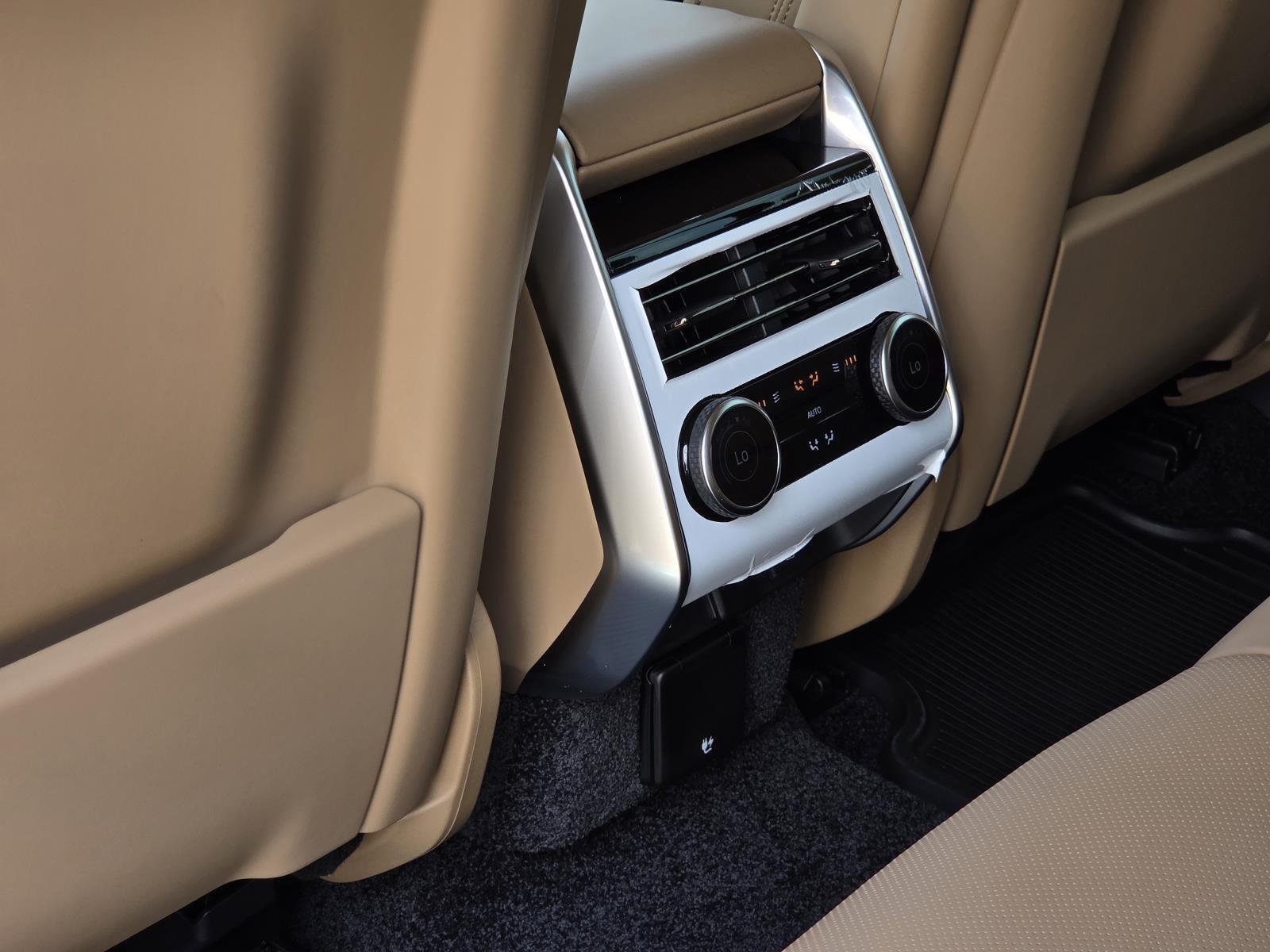 New 2026 Eiger Grey Land Rover SE image 36