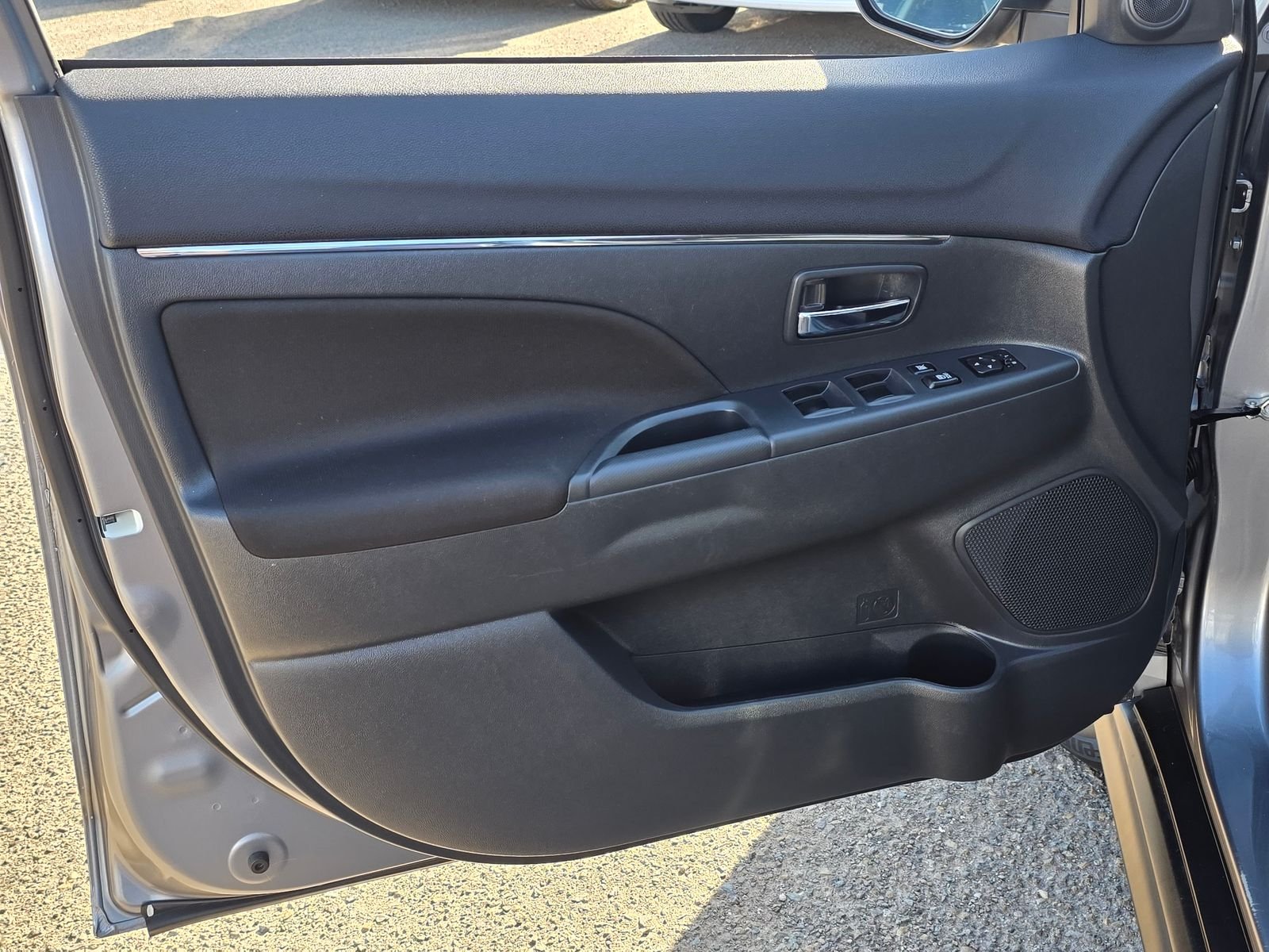 Used 2023  Mitsubishi 2.0 ES image 21