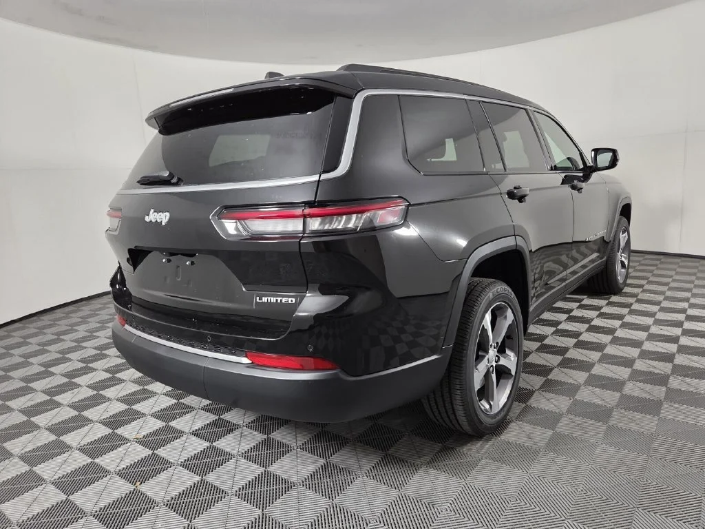 New 2026 Diamond Black Crystal Pearl-Coat Exterior Paint Jeep Limited image 5