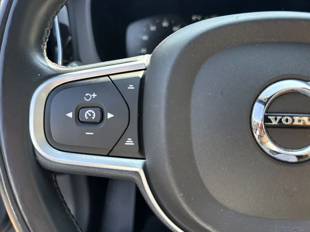 Used 2019 Gray Volvo T6 Momentum image 21