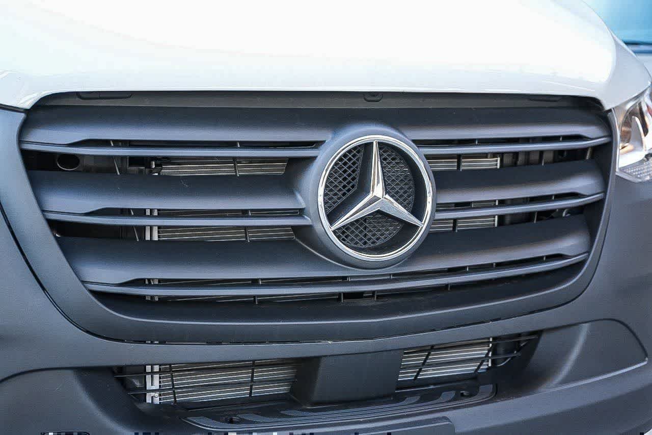 New 2026 Arctic White Mercedes-Benz Cargo 144WB High Roof RWD 2.0L I4 Diesel Turbo SO image 5