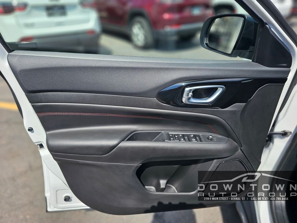 New 2026 Bright White Clear-Coat Exterior Paint Jeep Trailhawk image 23