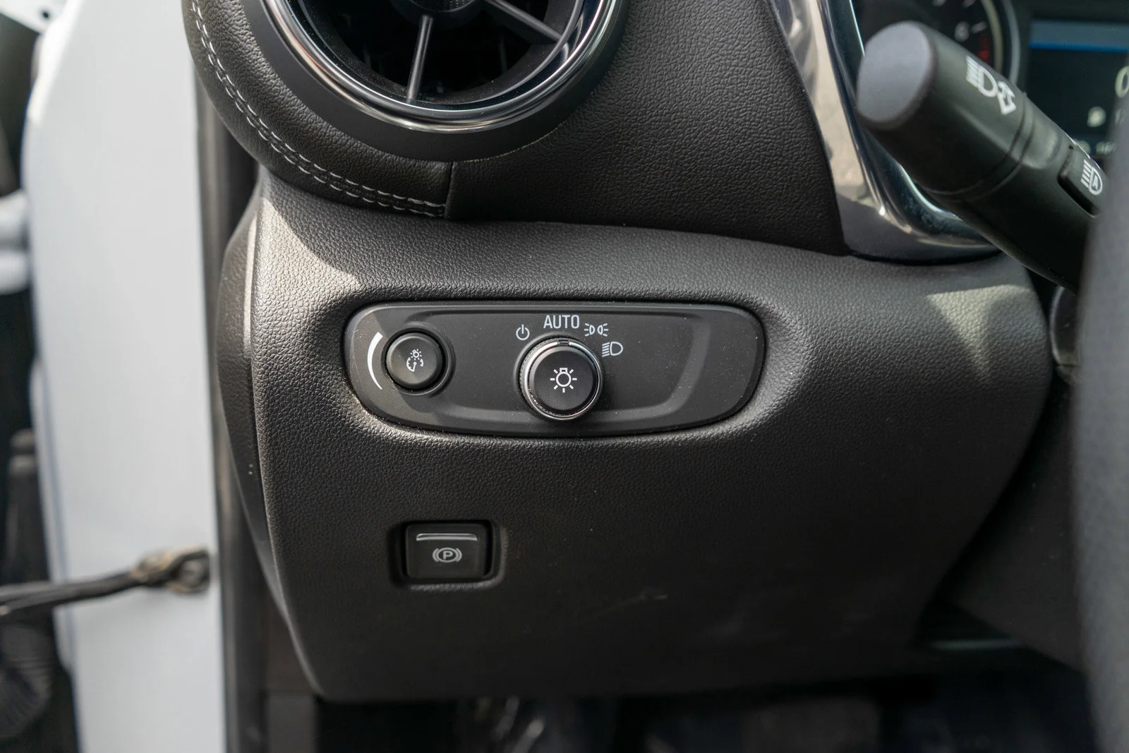 Used 2025 Summit White Chevrolet LT image 15