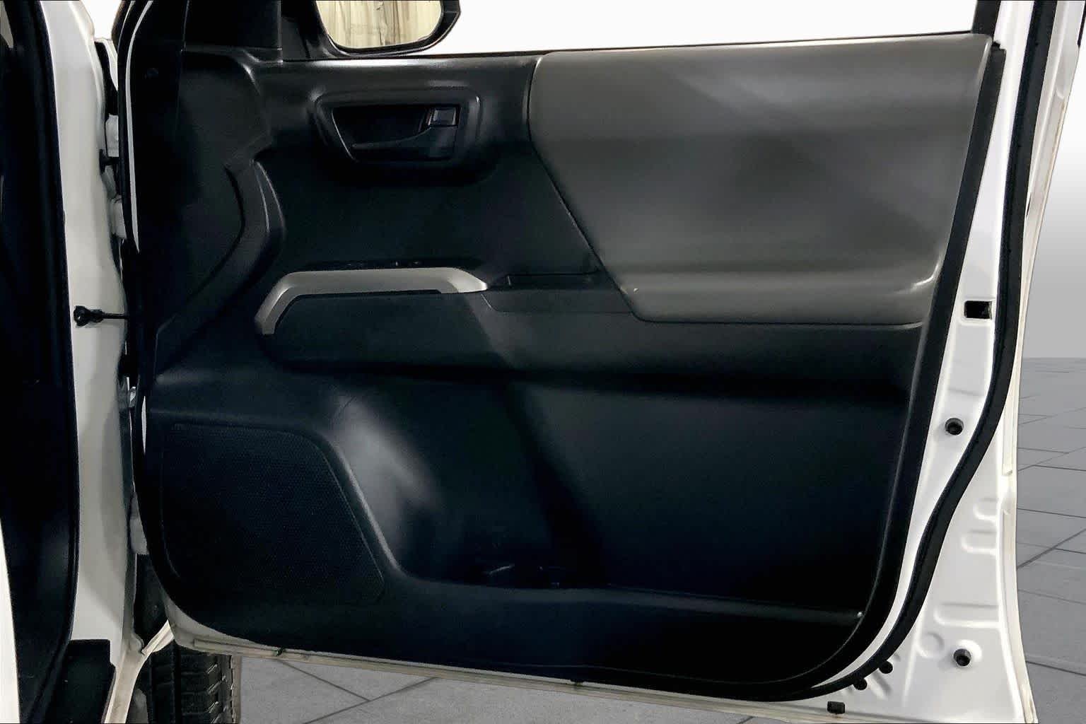 Used 2022 White Toyota SR5 image 23