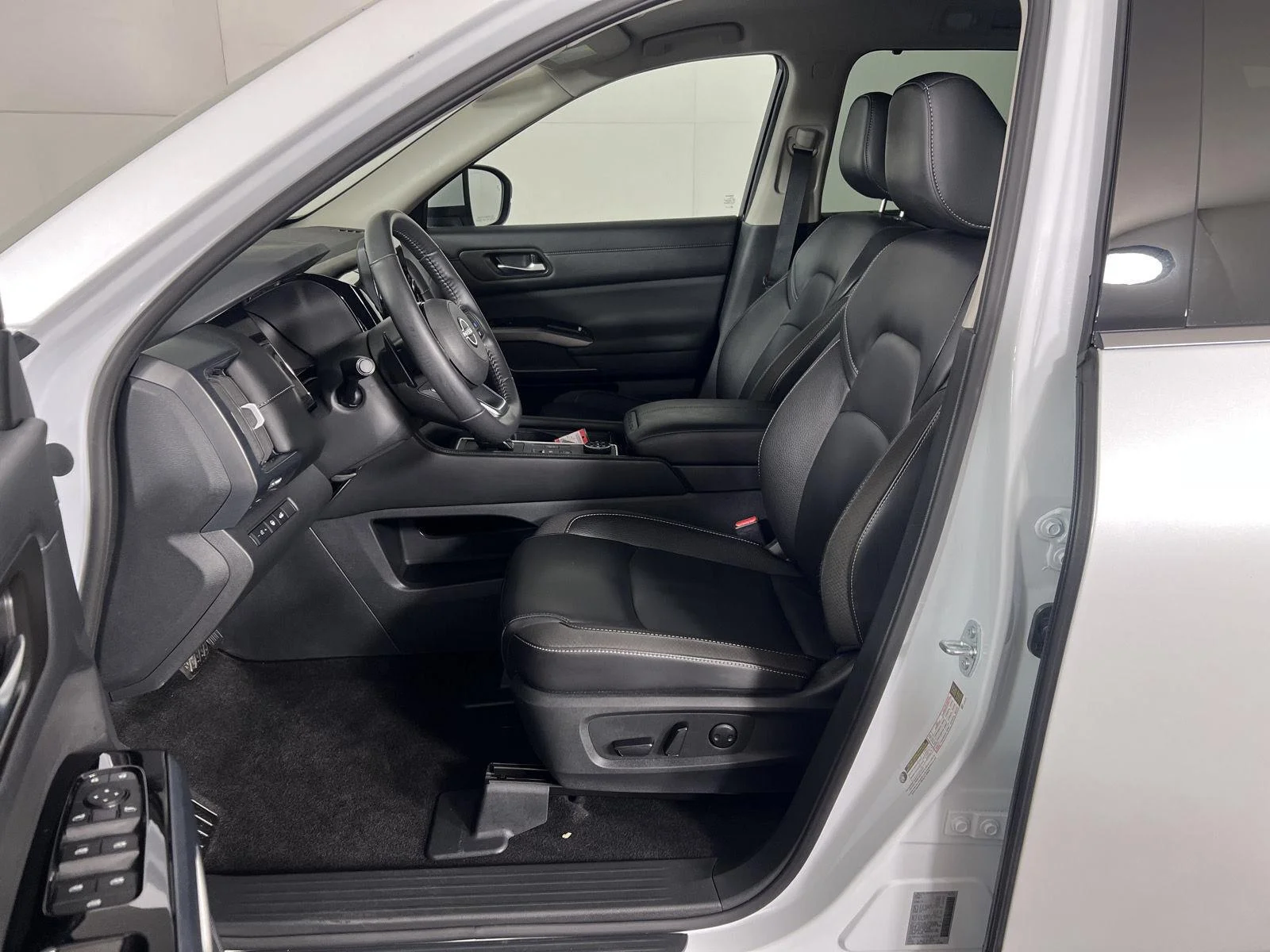 Used 2025 Everest White Pearl Tricoat Nissan SL image 14