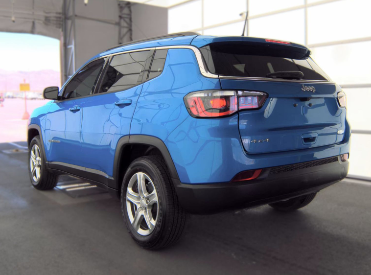 Used 2023 Blue Jeep Latitude image 3