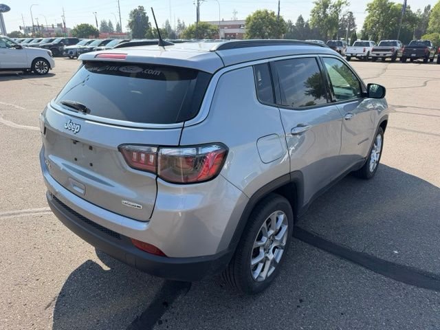 Used 2022 Silver Jeep Latitude Lux image 10