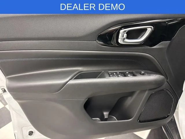 New 2026 White Jeep Latitude image 10