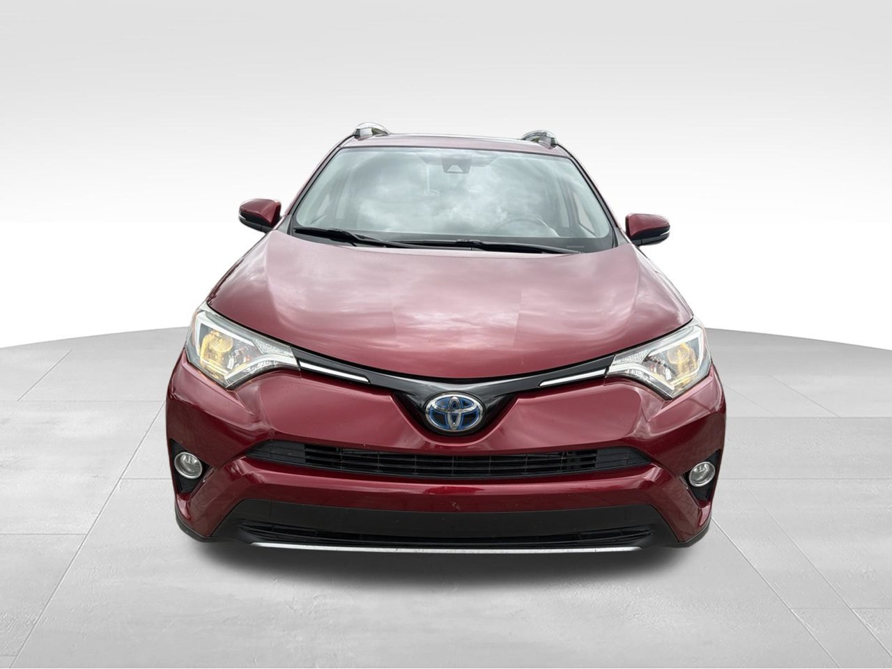 Used 2018 Red Toyota XLE image 2