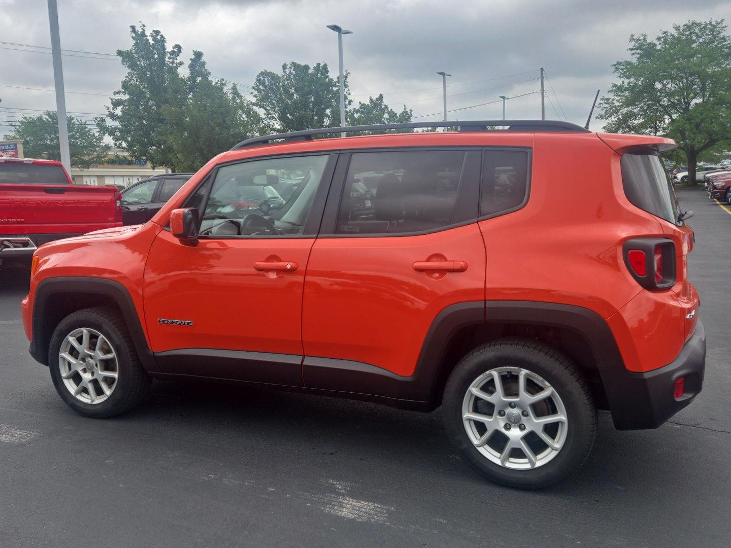 Used 2021 Omaha Orange Clearcoat Jeep Latitude image 4