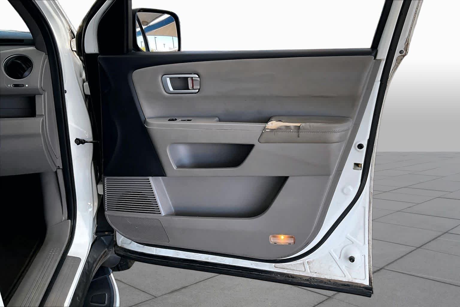 Used 2011 Taffeta White Honda EX-L image 21