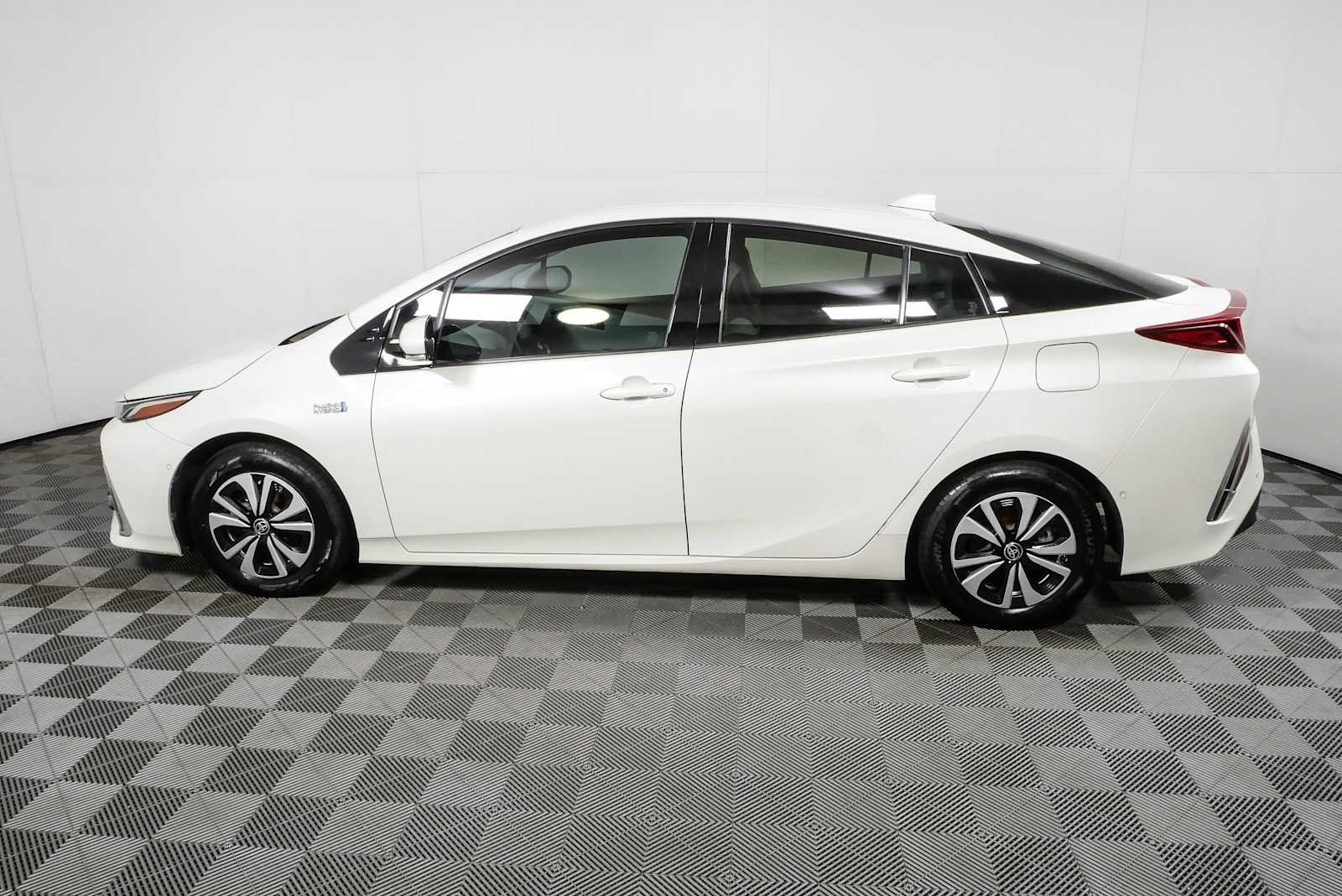 Used 2017 Blizzard Pearl Toyota Advanced image 26