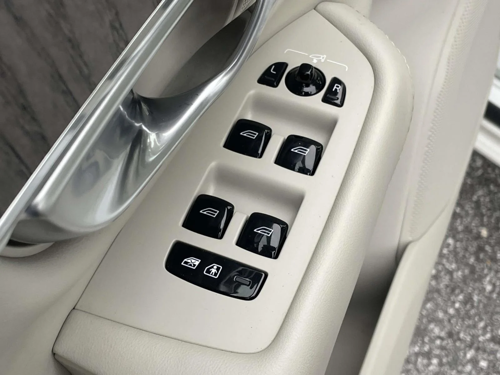 Used 2024 Crystal White Metallic Volvo Ultimate Bright Theme image 6