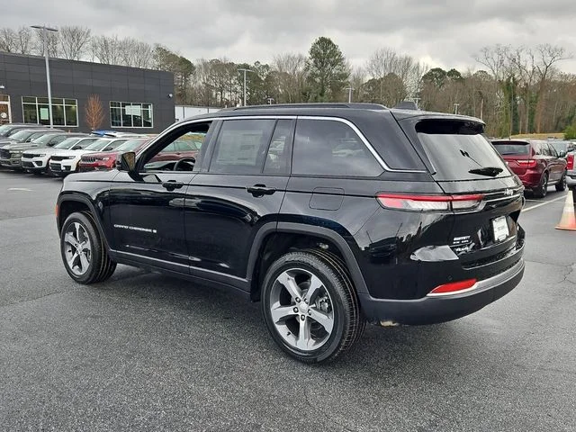 New 2026 Diamond Black Crystal Pearl-Coat Exterior Paint Jeep Limited image 6