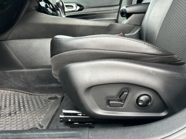 Used 2025 Silver Jeep Latitude image 31