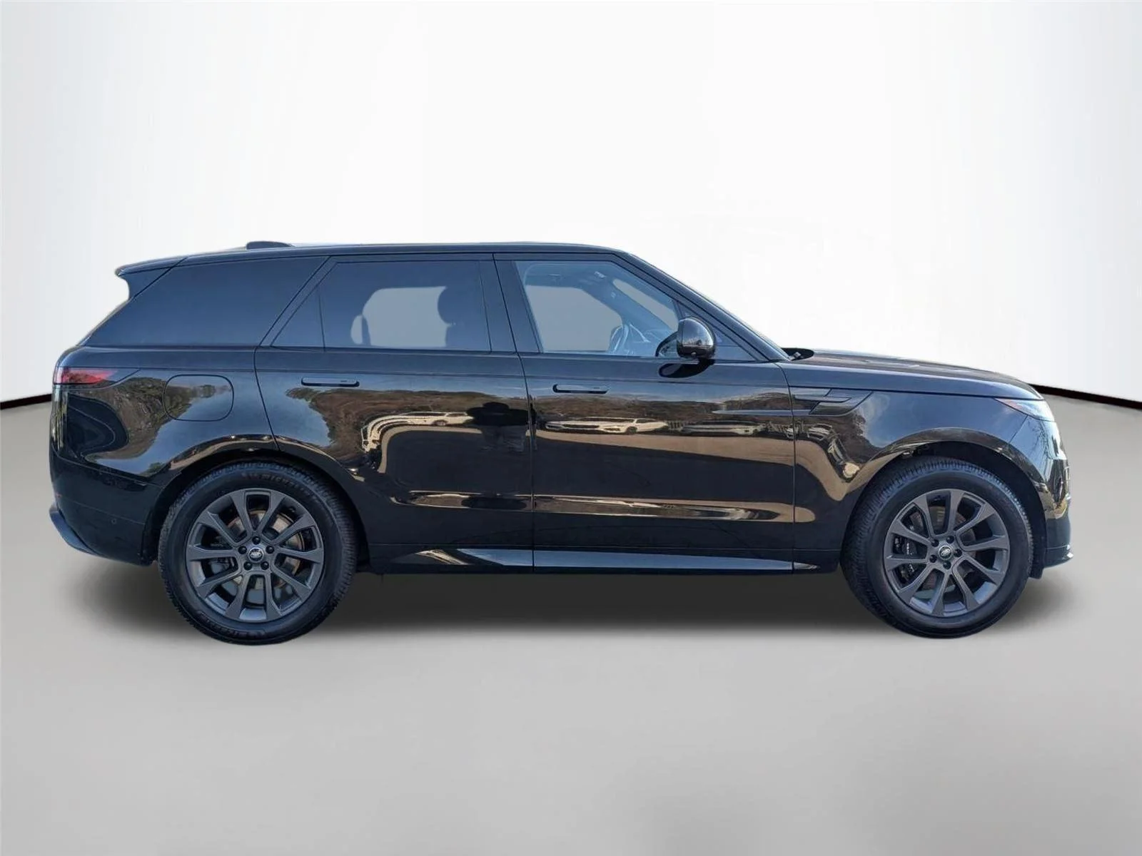 Used 2024  Land Rover Dynamic SE image 4