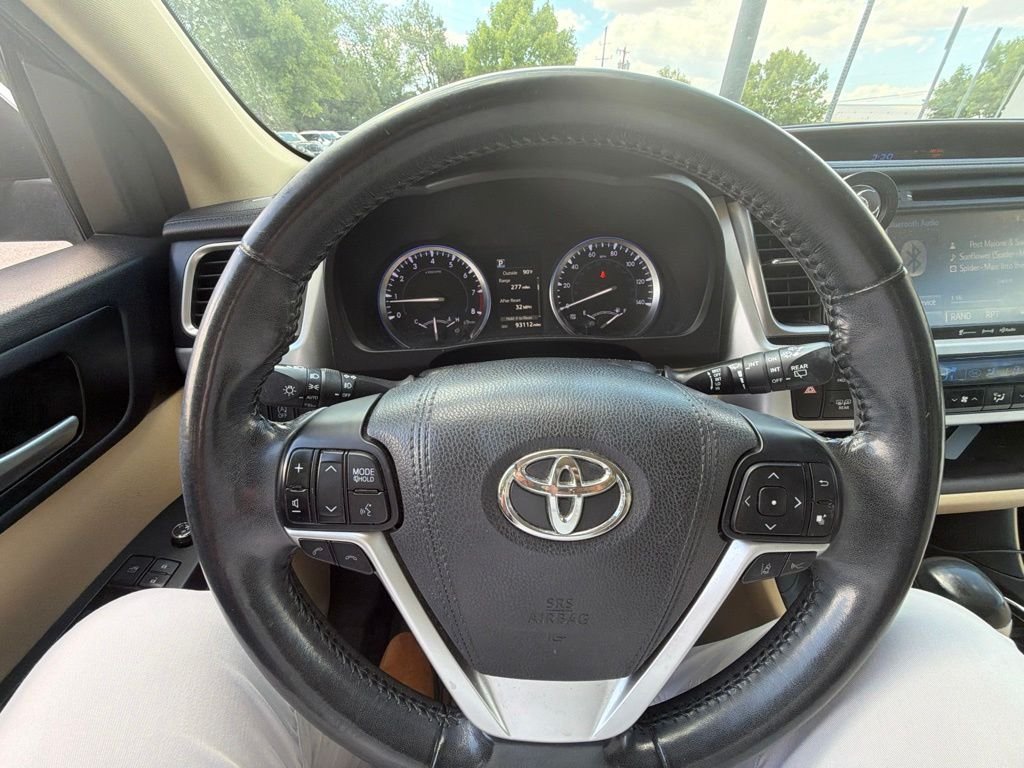 Used 2017 White Toyota XLE image 13