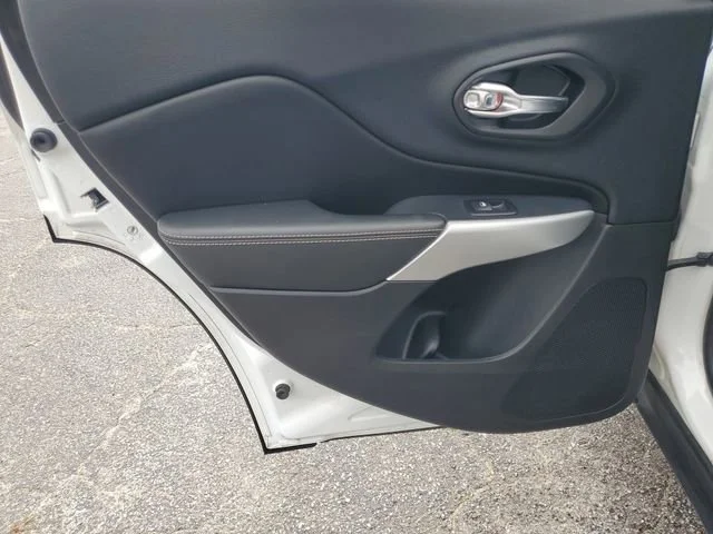 Used 2018 White Jeep Latitude Plus image 23