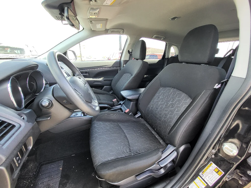 Used 2025 Labrador Black Pearl Mitsubishi ES image 11