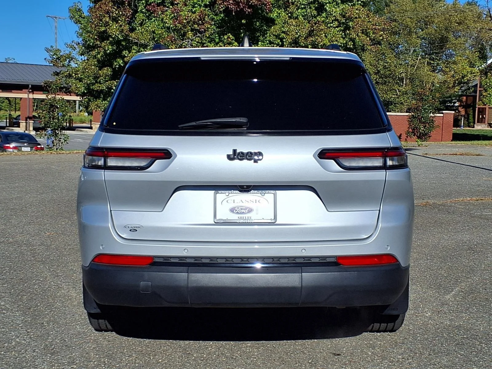 Used 2023 Silver Zynith Jeep Altitude image 10