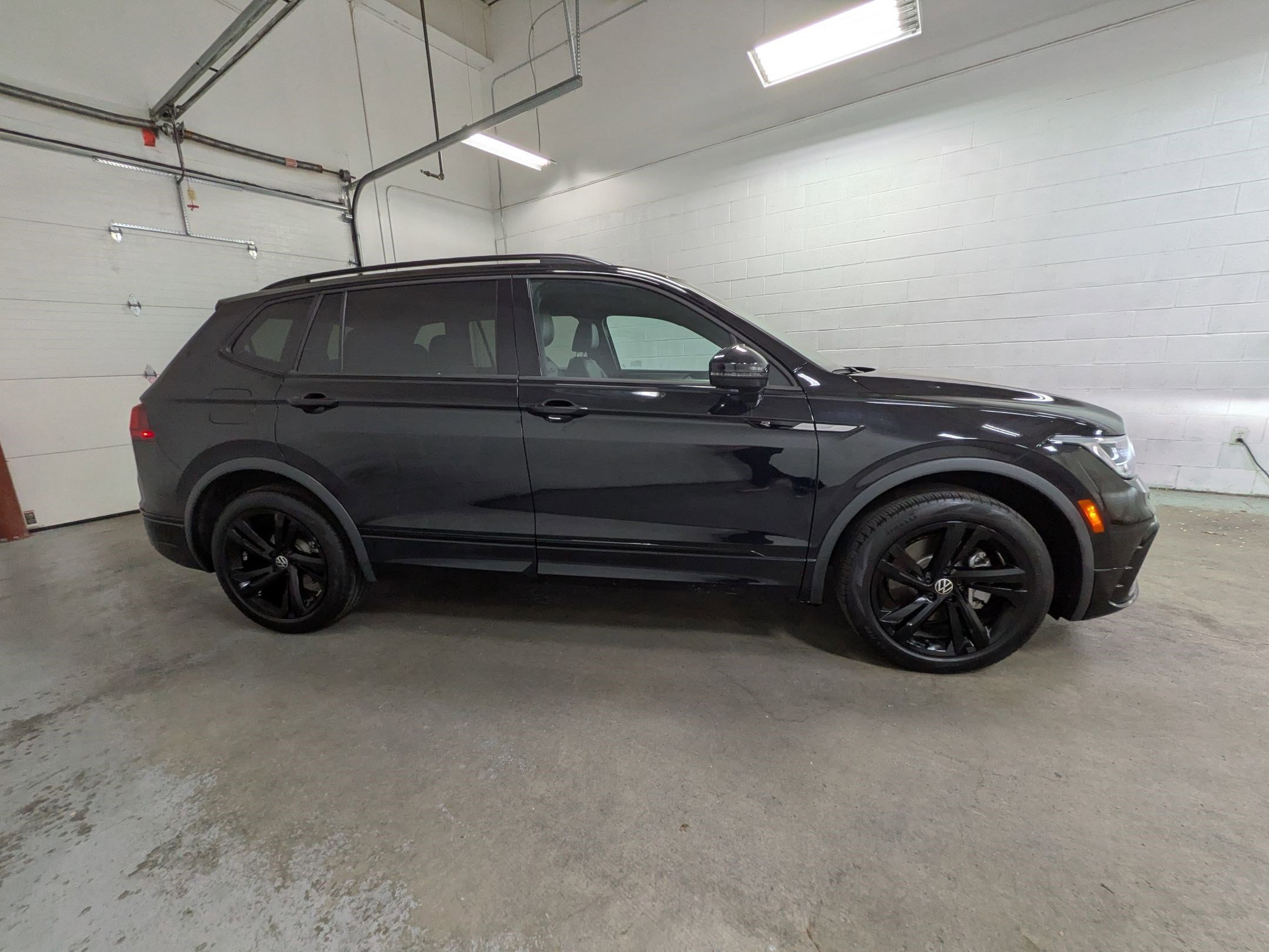 Used 2023 Deep Black Volkswagen SE R-Line Black image 3
