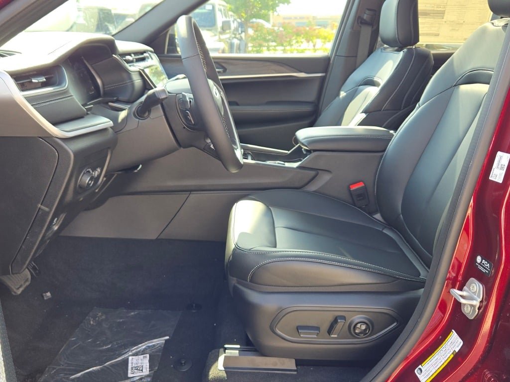 New 2025 Velvet Red Pearl-Coat Exterior Paint Jeep Limited image 24