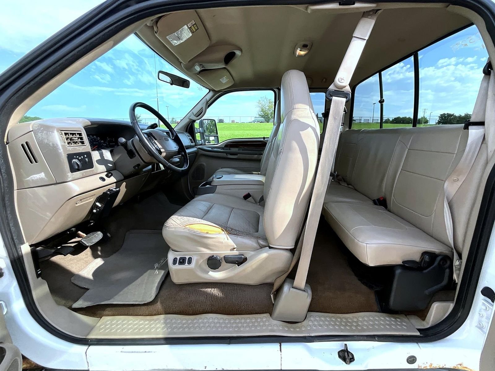 Used 2001 White Ford Lariat image 17