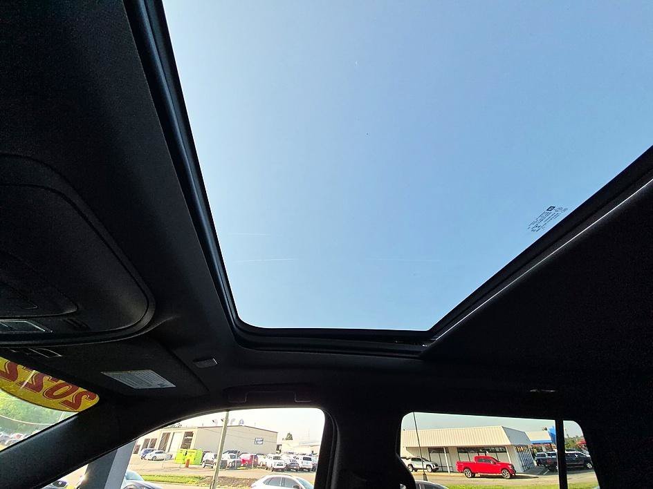Used 2022 White Frost GMC Denali image 28