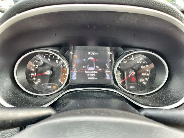 Used 2021 White Jeep Latitude image 12