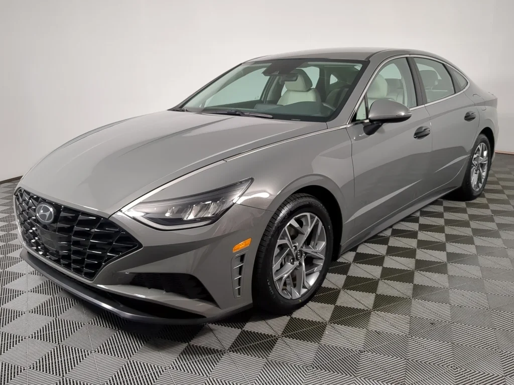 Used 2023 Gray Hyundai SEL image 4