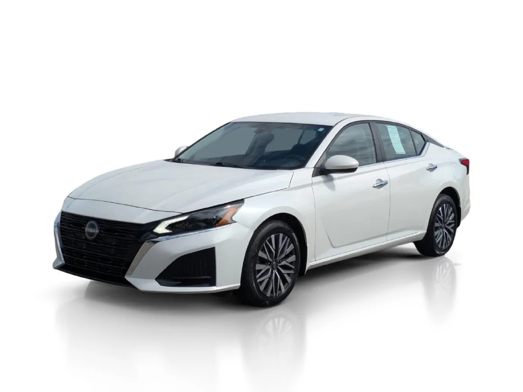 Used 2023 White Nissan 2.5 SV image 1