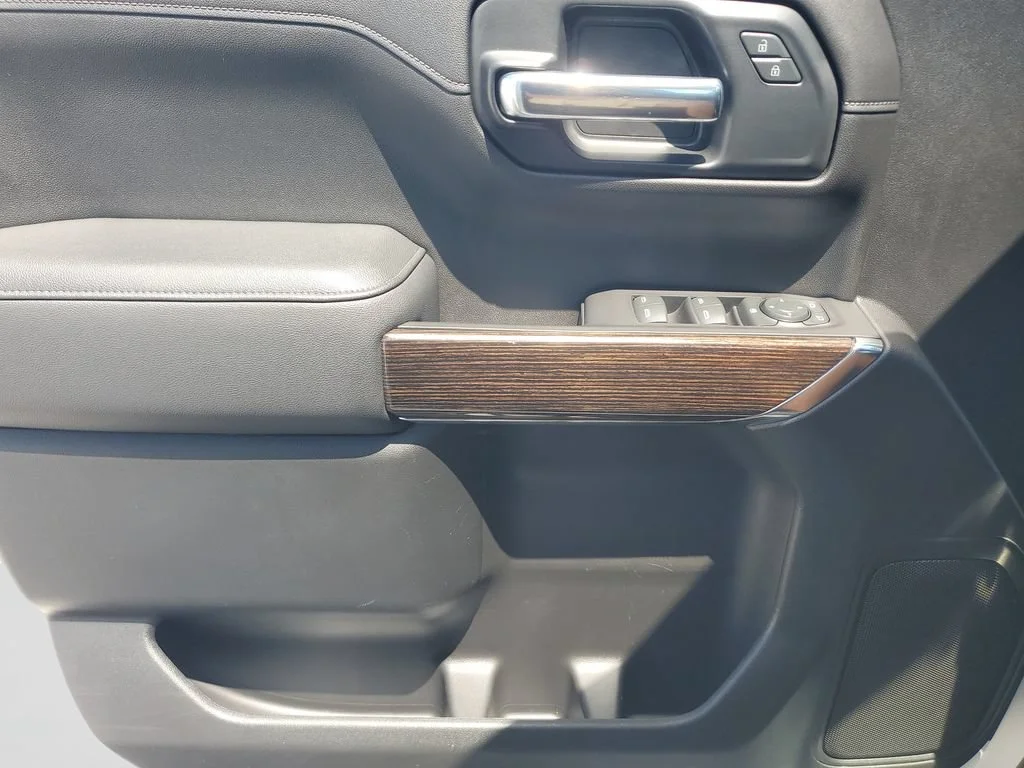 Used 2020 SUMMIT WHITE GMC SLE image 18