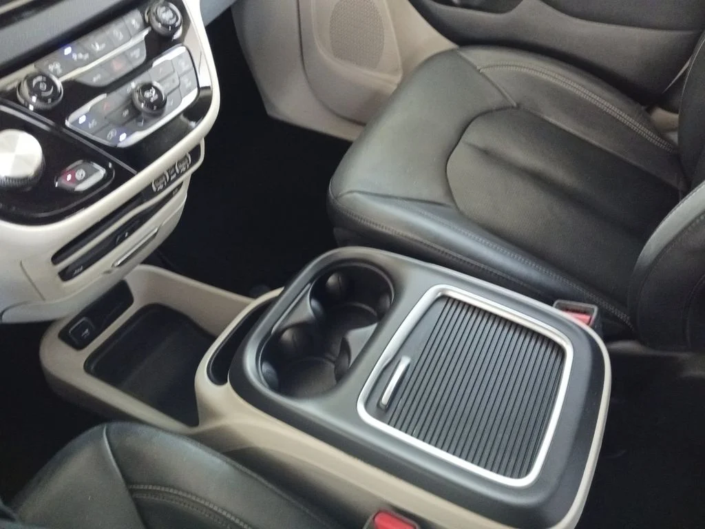 Used 2022 Black Chrysler Touring L image 11