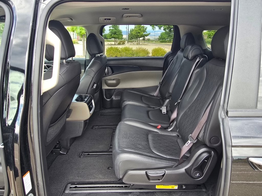 Used 2025 Aurora Black Pearl Kia LXS image 14