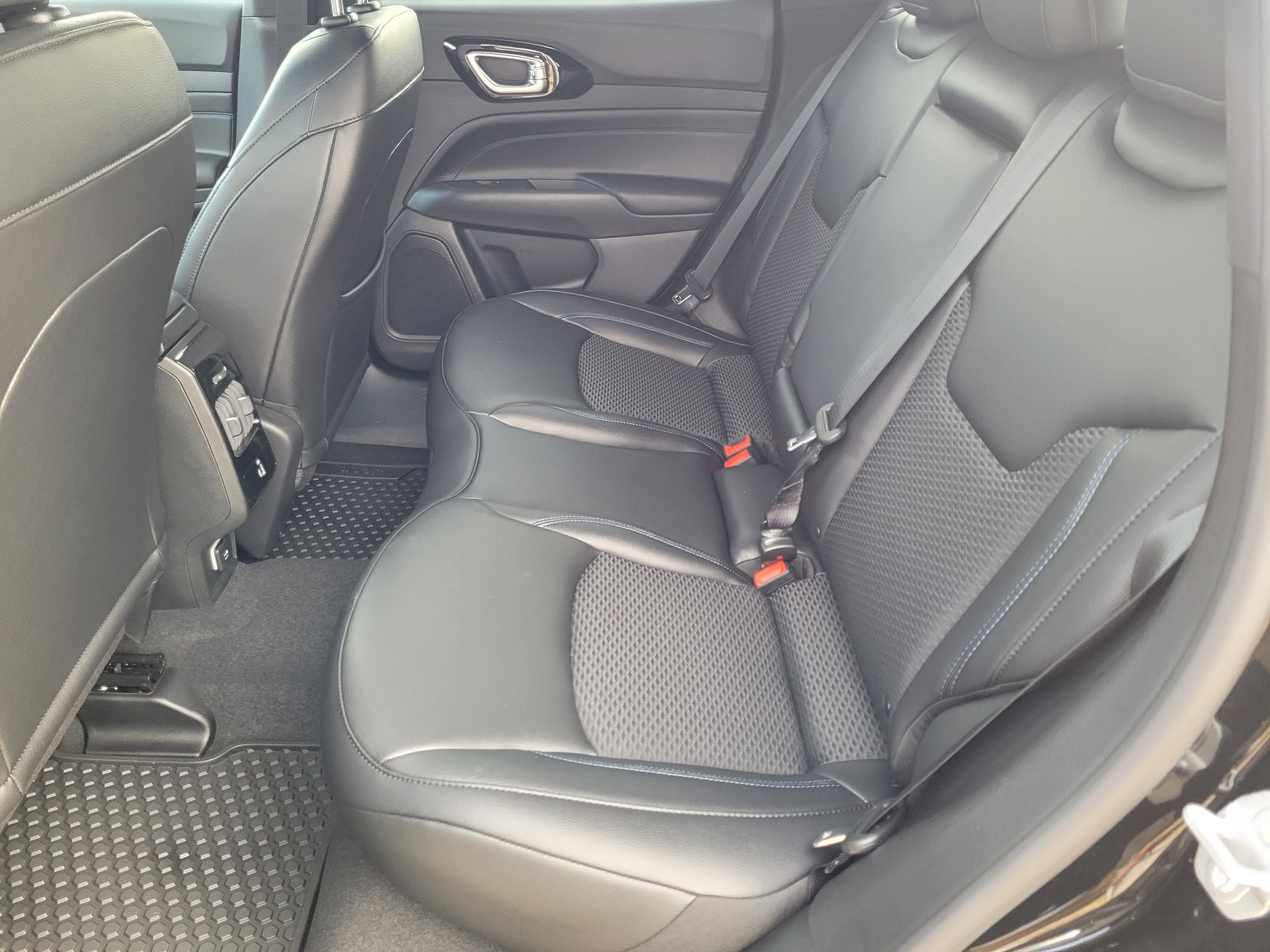 New 2026 Diamond Black Crystal Pearlcoat Jeep Latitude image 11