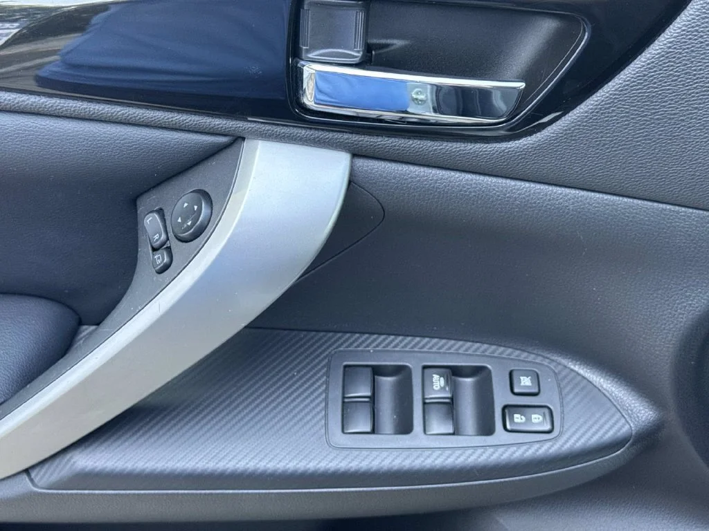 Used 2025 Alloy Silver Metallic Mitsubishi  image 36